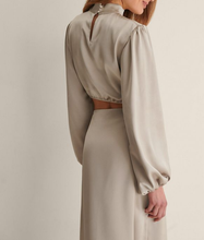 Load image into Gallery viewer, Cropped silk blouse