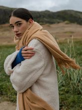 Load image into Gallery viewer, Warm scarf | Camel
