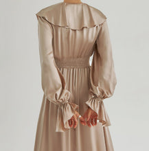 Load image into Gallery viewer, Vintage Frill
