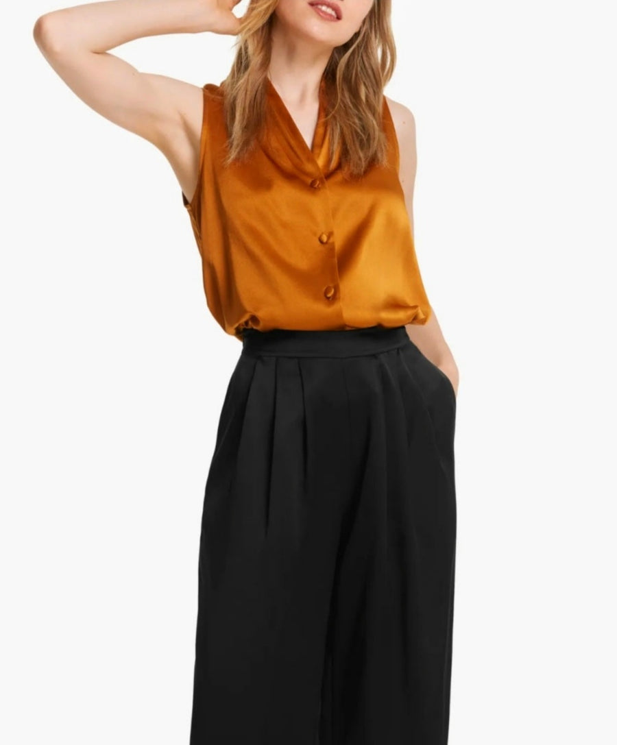 Sleeveless basic blouse